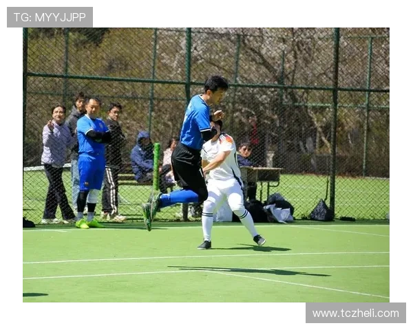 足球球星穿白色紧身裤热身训练引领时尚潮流，展现完美身材和运动激情